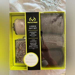 Realtree Gift Set with Brown Boot Socks and Flask